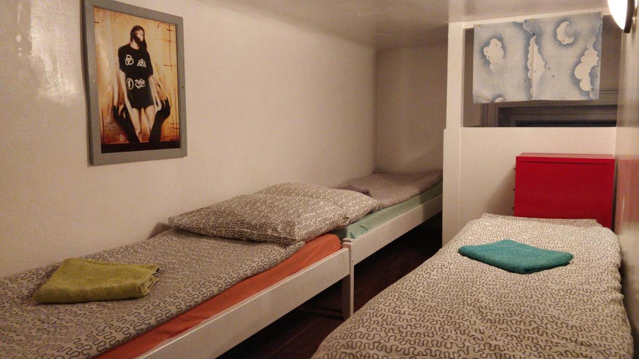 Prague "Above Train Central" Hostel 外观 照片
